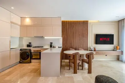 a kitchen with a table and a dining room at Magnifique appt Hivernage Gueliz in Marrakech