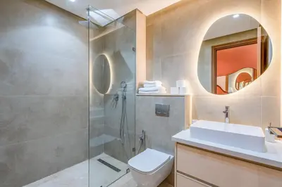 a bathroom with a shower and a toilet and a sink at Magnifique appt Hivernage Gueliz in Marrakech