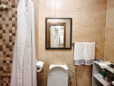 a bathroom with a toilet and a mirror at Le Nid de l'Hivernage - Piscine et Confort Moderne in Marrakech