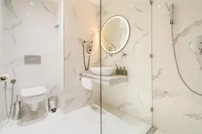 a bathroom with a shower and a toilet and a sink at Appartement Chic M Avenue, Balcon, Piscine, Parking Wi-Fi Haut Débit Marrakech in Marrakech