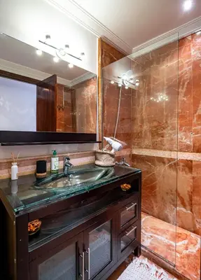 a bathroom with a sink and a mirror at Appartement Luxe et Prestige, calme avec piscine in Marrakech