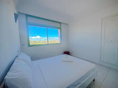 a white room with a bed and a window at Séjour Élégant et raffiné à Hivernage 2 ch & parking privé in Marrakech