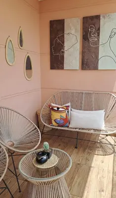 a living room with two chairs and a bench at Appartement luxe avec piscine in Marrakech