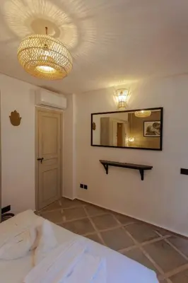 a bedroom with a bed and a mirror on the wall at Maison beldi loft in Marrakech