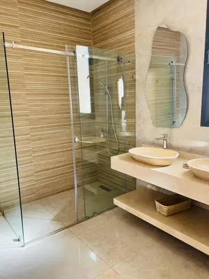 a bathroom with a glass shower and a sink at Villa Familiale - Idéale pour Groupe jusqu'à 10 Personnes in Marrakech