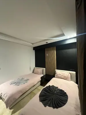 a room with two beds in a room at le duplex spacieux comfort in Marrakech