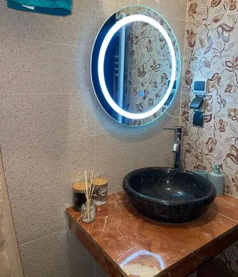 a bathroom with a black sink and a mirror at Appartement confortable près de l'aéroport in Marrakech