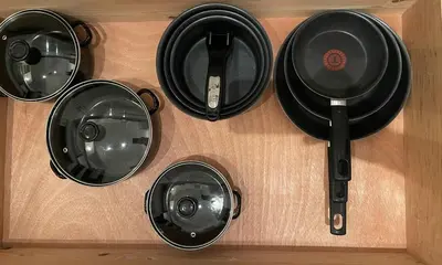 a group of four pots and pans on a shelf at Appartement confortable près de l'aéroport in Marrakech