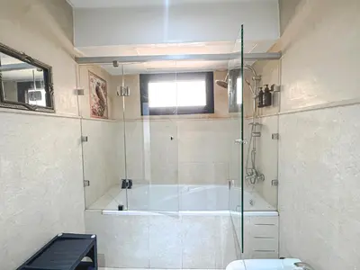 a bathroom with a shower and a bath tub at Le Cosy Urbain - Proche centre, Parking & Balcon in Marrakech