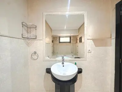 a bathroom with a sink and a mirror at Le Cosy Urbain - Proche centre, Parking & Balcon in Marrakech