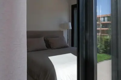 a bedroom with a bed and a window at Appartement 2 chambres avec grand jardin Noria Golf in Marrakech