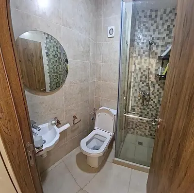 a bathroom with a shower and a toilet and a sink at Appartement moderne confortable 2 chambres près de Marrakech Gueliz piscine in Marrakech