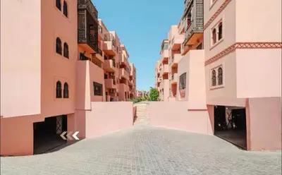 an empty alley between two tall buildings at Résidence Caricia - WiFi, Piscine, Parking, Gardien h24 in Marrakech