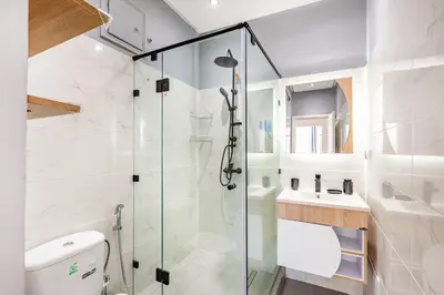 a bathroom with a glass shower stall and a toilet at Luxe et calme en plein centre de Marrakech in Marrakech