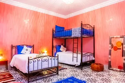 two bunk beds in a room with pink walls at Appartement traditionnel au médina in Marrakech