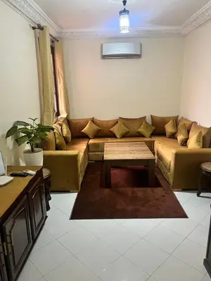 a living room with a couch and a coffee table at Bel Appart 2 chambres à 10 min à pied de RAK in Marrakech