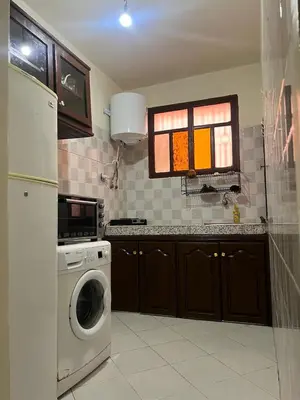 a kitchen with a washing machine and a window at Bel Appart 2 chambres à 10 min à pied de RAK in Marrakech