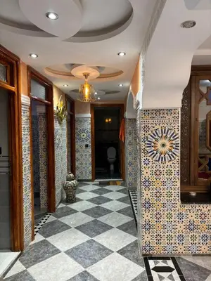 a hallway with a checkered floor and a ceiling at Un appartement au rez-de-chaussée dans une maison in Marrakech