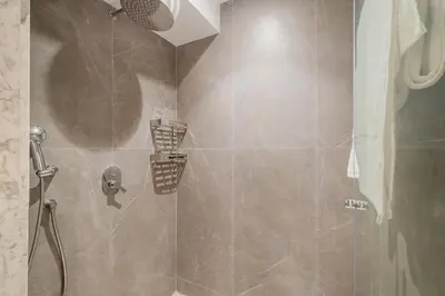 a bathroom with a shower with a glass door at Confort Haut de Gamme au Coeur de la Ville in Marrakech
