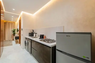 a kitchen with a stove and a refrigerator at Confort Haut de Gamme au Coeur de la Ville in Marrakech