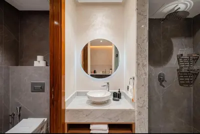a bathroom with a sink and a mirror at Confort Haut de Gamme au Coeur de la Ville in Marrakech