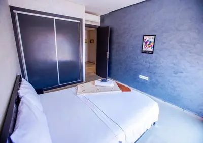 a small bedroom with two beds and a window at Le Chic Urbain Tout à Pied Clim Design Chic in Marrakech