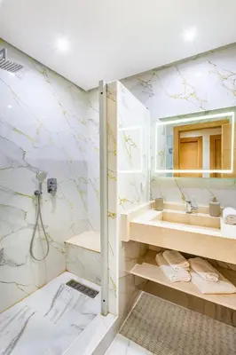 a bathroom with a sink and a mirror at Appartement spacieux 83 m carré Wi Fi Marrakech in Marrakech