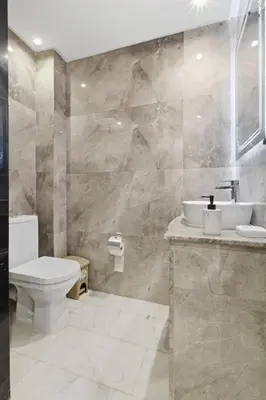 a bathroom with a toilet and a sink at T2 - Terrasse et Jacuzzi - Coeur de Guéliz in Marrakech