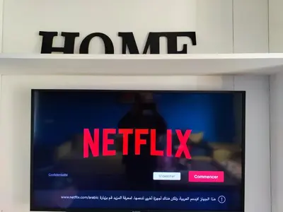 a tv with the name of a netflix sign at Cocon calme et confortable wifi Netflix Gueliz Daoudiate in Marrakech