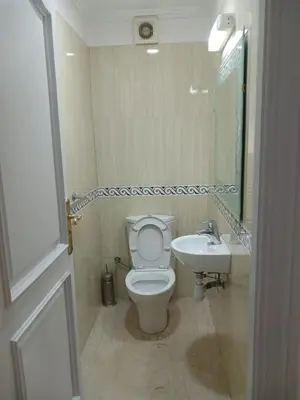 a bathroom with a toilet and a sink at Appartement familial - 2 chambres - Hivernage in Marrakech