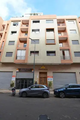 two cars parked in front of a building at Le Petit Medina - 4prs - Wifi - Semlalia in Marrakech