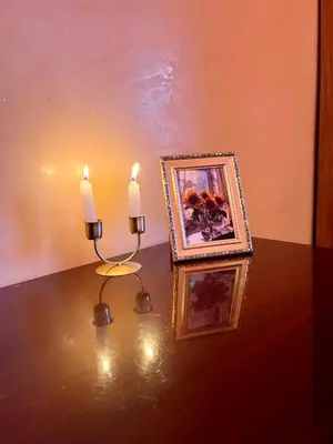 a table with two candles and a painting and a picture at Spacieux Appart 2 chambres 6 Pers 12min Aéroport in Marrakech