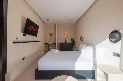 a bedroom with a bed and a tv on the wall at Havre de paix moderne pour voyageurs exigeants in Marrakech
