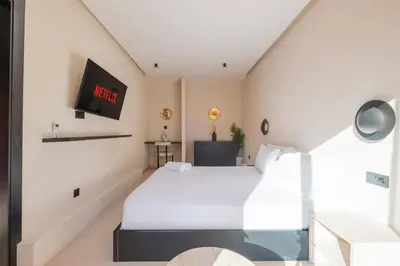 a bedroom with a bed and a tv on the wall at Havre de paix moderne pour voyageurs exigeants in Marrakech