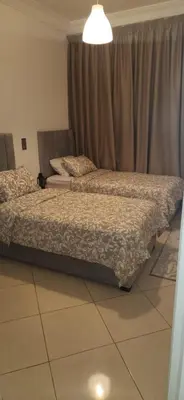 two beds sitting next to each other in a bedroom at Appartement Serein 10 min jamaa el fnaaa in Marrakech