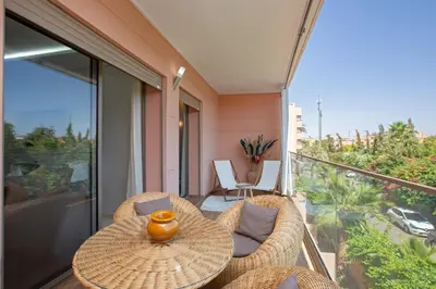 a patio with a table and chairs on a balcony at Neuf, sûr et confortable Piscine familiale 10 mn de Guéliz in Marrakech