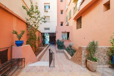 an alley with a bench and some buildings at Appartement 2 chambres avec terrasse ensoleillée in Marrakech