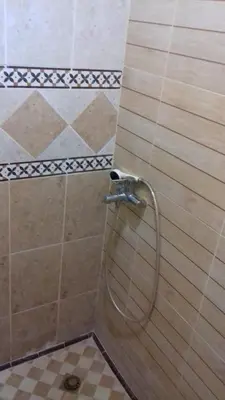 a shower with a hose in a bathroom at Studio meublé proche du centre ville in Marrakech