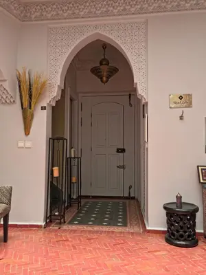 an archway leading to a white door in a room at Riad Laly Tourisme Eclairé Le bijou de la medina in Marrakech