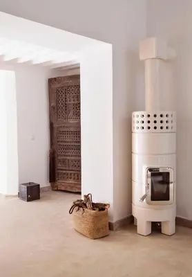 a living room with a tv and a stove at P´tit Habibi in Marrakech
