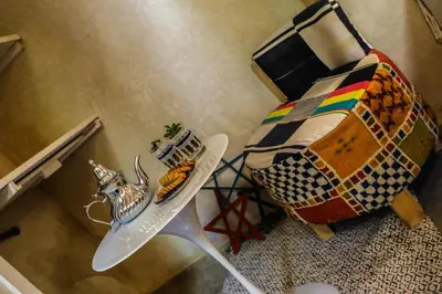 a room with a bed and a table with a plate of food at Riad les 2 Portes in Marrakech
