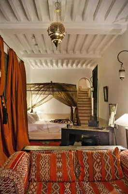 a living room with a couch and a bed at Le Farnatchi in Marrakech