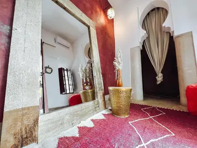 a room with a mirror and a red rug at DAR AURORA in Marrakech