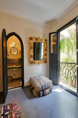 a room with a mirror and a bed in a room at Riad Miloud en exclusivité 10 P au cœur de la Médina in Marrakech