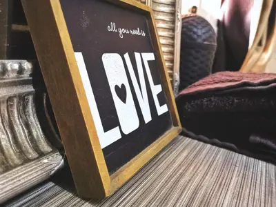 a sign that says idle sitting on a floor at Nice appartement à Marrakech in Marrakech