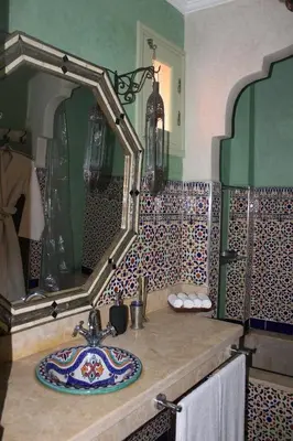 a bathroom with a sink and a mirror at Riad la medersa in Marrakech