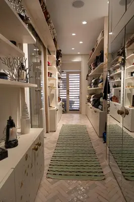a room with a walk in closet with a green rug at Riad Wazani Square & SPA in Marrakech
