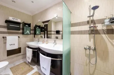 a bathroom with two sinks and a shower at Villa avec piscine - Petit déjeuner Gratuit - Marrakech City Center in Marrakech