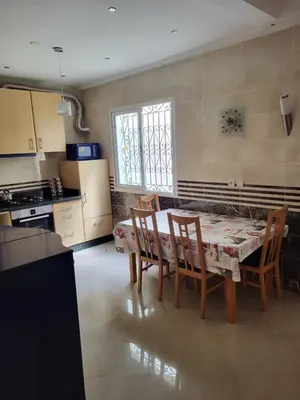 a kitchen with a table and chairs in a room at 90 qm Wohnung mit 2 Schlafzimmern in Marrakech