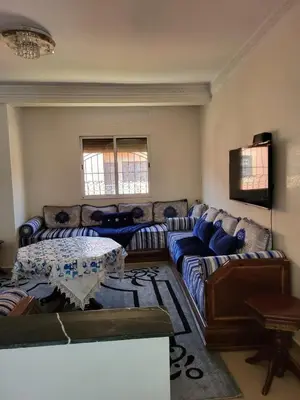 a living room with couches and a table at 90 qm Wohnung mit 2 Schlafzimmern in Marrakech